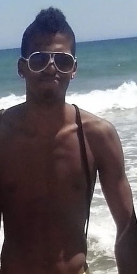 Manu antes, con 63 kg, en la playa: muy delgado, con gafas de sol